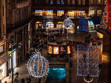 Strazburg sokaklarında Noel süsleri, Noel 'in başkenti. Yukarıdan görüntüle.