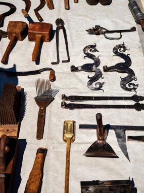 Alsace 'deki küçük bir köydeki bit pazarında inanılmaz eski şeyler.