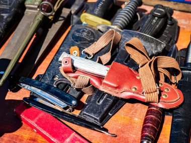 Alsace 'deki küçük bir köydeki bit pazarında inanılmaz eski şeyler.