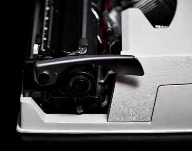 Eski tip daktilo. İki renk: kırmızı ve siyah. Nadir bulunan mekanik bir şey..