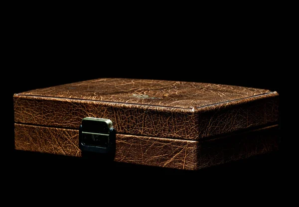 前世紀の医療機器の古いほこりっぽいレトロなスーツケース 珍しい ストックフォト
