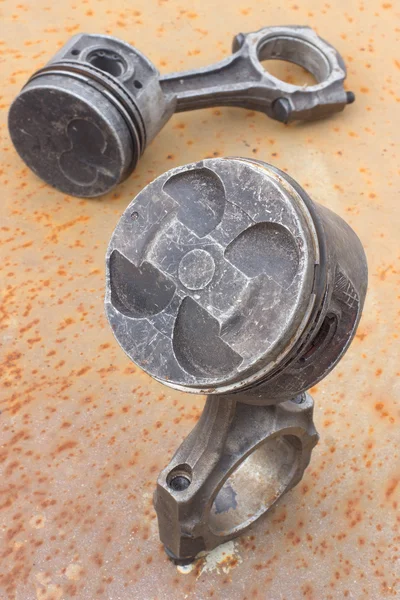 Pistón de cilindro sobre acero oxidado — Foto de Stock