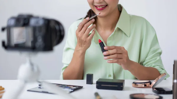Influencer Belleza Que Demuestra Con Confianza Cómo Aplicar Maquillaje Manera — Foto de Stock