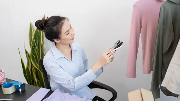 Live Shopping Concept Female Dealer Using Tablet Pencil Swiping Tablet — Stock Photo, Image