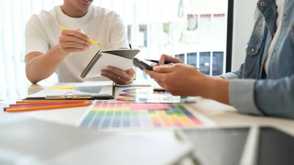 Sia Colleghi Che Progettano Alcuni Prodotti Scegliendo Tonalità Appropriata — Foto Stock