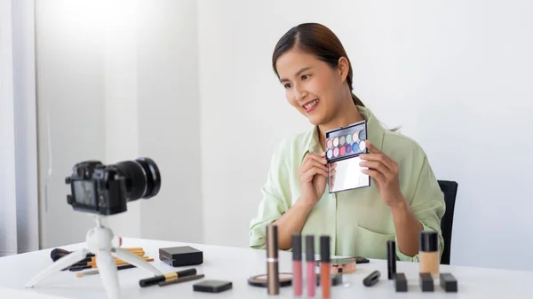 Een Vrouwelijke Beauty Blogger Beoordelen Kwaliteit Van Kleurrijke Oogschaduw Palet — Stockfoto