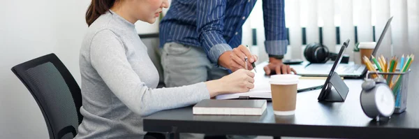 Concetto Lavoro Ufficio Uomo Affari Intelligente Che Offre Idea Delle — Foto Stock