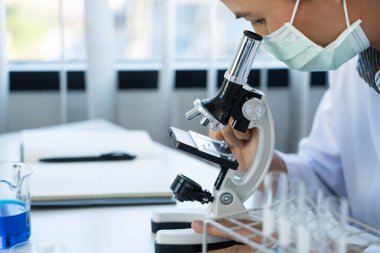 Bilim adamları laboratuvar önlüğü giyiyorlar ve koruyucu giysiler deney, laboratuvar ve geliştirme konseptinde deney tüpleriyle araştırma veya araştırma yapıyorlar..