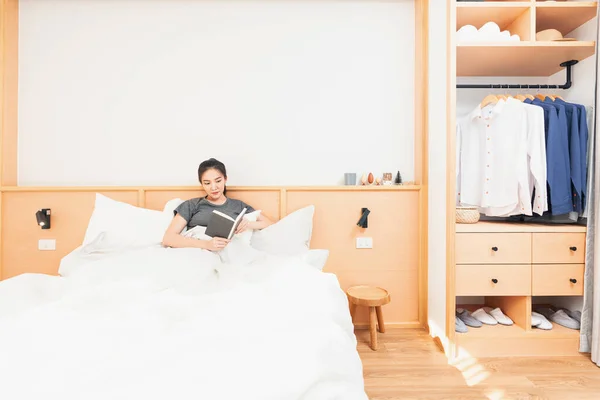 Concepto Dormitorio Una Chica Leyendo Interesante Libro Con Manta Blanca — Foto de Stock