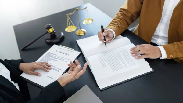 Hukuk Terazi Çekiç Masaya Yatırıldı Avukat Sözleşme Kağıtları Hukuk Konularında — Stok fotoğraf