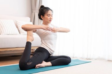 Üretken aktivite kavramı beyaz tişörtlü bir kız zor pilates hareketleri yapıyor..