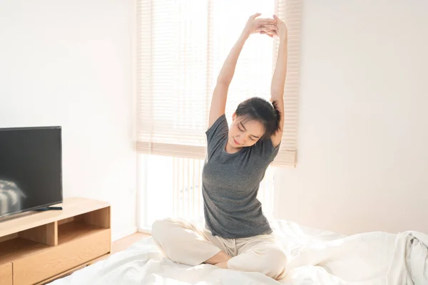 Concepto Del Dormitorio Una Muchacha Bonita Que Mira Bostezar Somnoliento — Foto de Stock