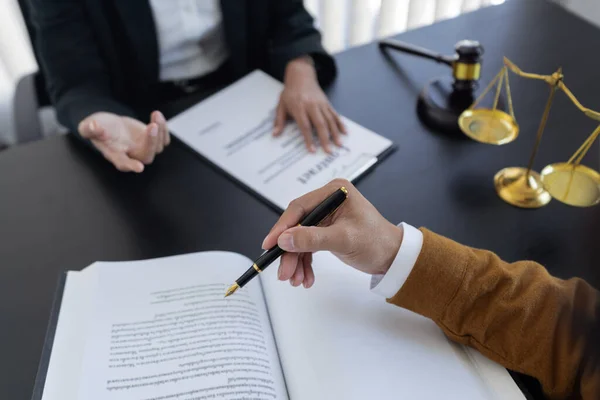 Ley Escala Libra Martillo Sobre Mesa Abogados Están Discutiendo Sobre —  Fotos de Stock