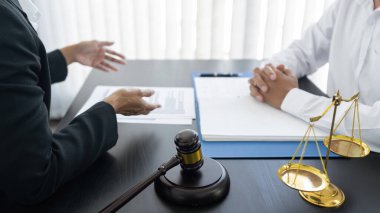 Hukuk, terazi ve çekiç masaya yatırıldı. İki avukat şartlar ve koşullar hakkında tartışıyor. Hukuk konuları belirleniyor..