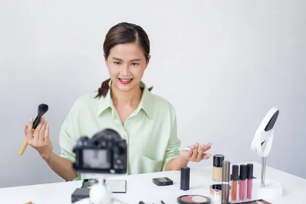 Una Influencer Belleza Aplicando Colorete Polvo Mejilla Usando Cepillo Maquillaje — Foto de Stock