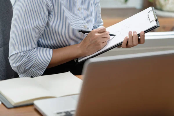 Ofis işi kavramı. Bir ofis çalışanı, bilgiyi özetlemek ve kağıt üzerinde zihin haritalaması yapmak için bir fikir kullanır..