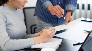 Ofis işi konsepti. Akıllı bir işadamı iş ortağına pazarlama stratejileri hakkında fikir öneriyor..