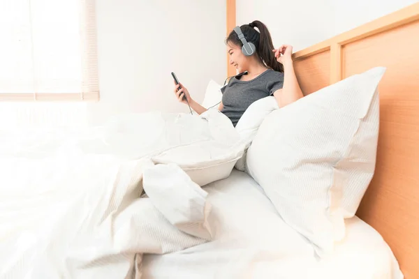 Sovrumskoncept Den Bekväma Sängen Flicka Lyssnar Sina Favoritlåtar Genom Att — Stockfoto