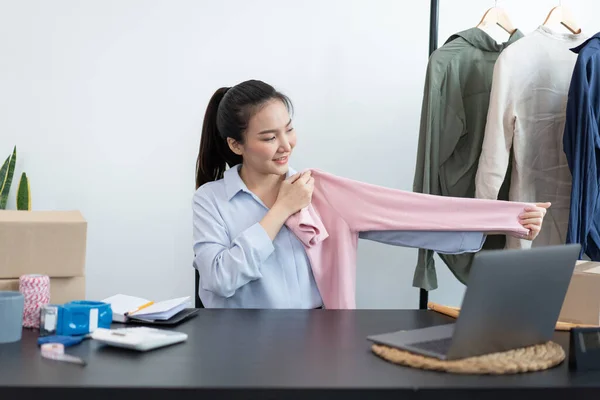 Live Shopping Concept Female Trader Showing Size Ratio Product Online — Stock Photo, Image