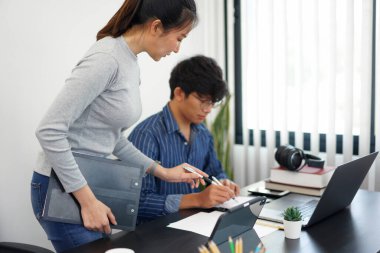 Ofis işi kavramı. Güzel bir iş kadını. İş ortağından pazarlama stratejileri hakkında fikir almak istiyor..