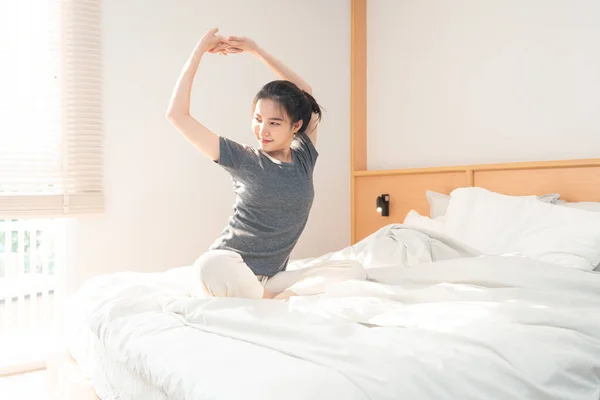 Slaapkamer Concept Ochtend Het Mooie Meisje Net Wakker Stretching Haar — Stockfoto