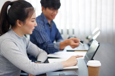 Ofis işi konsepti. İki iş ortağı tablet ekranı izliyor ve bir iş konusu üzerinde sohbet ediyorlar..
