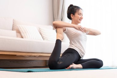 Üretken aktivite kavramı beyaz tişörtlü bir kız zor pilates hareketleri yapıyor..