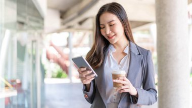 Çalışan kadın konsepti. Video konferansına katılan ve elinde kahve tutan genç bir bayan yönetici..