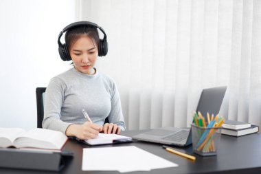 Ofis işi kavramı. Bir kadın sekreter önemli iş bilgileri hakkında yazıp notlar alıyor..