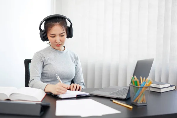 Conceito Trabalho Escritório Uma Secretária Feminina Escrevendo Tomando Notas Para — Fotografia de Stock