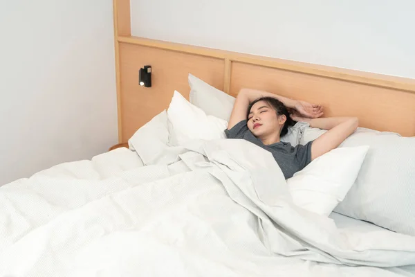 ベッドルームのコンセプトA女の子感じ眠いです午前中に横たわっ白いベッドカバーによって毛布 — ストック写真