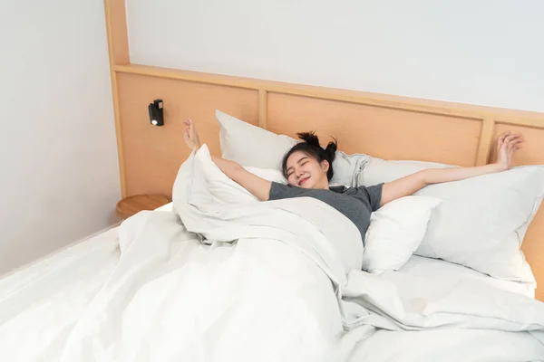 Slaapkamer Concept Een Mooi Meisje Zoek Slaperig Geeuwen Terwijl Het — Stockfoto