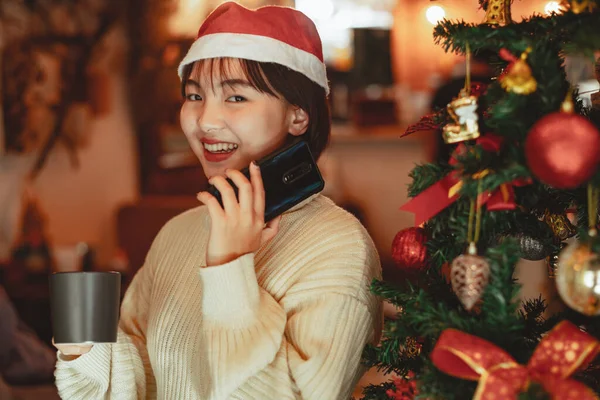 Chica Utilizar Teléfono Inteligente Disfrutar Vacaciones Navidad Concepto Celebración Año —  Fotos de Stock