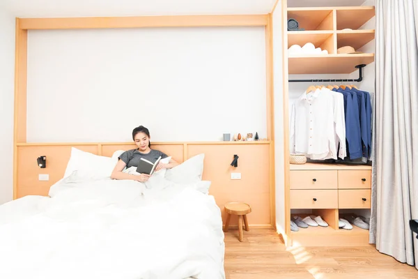 Slaapkamer Concept Een Meisje Het Lezen Van Het Interessante Boek — Stockfoto