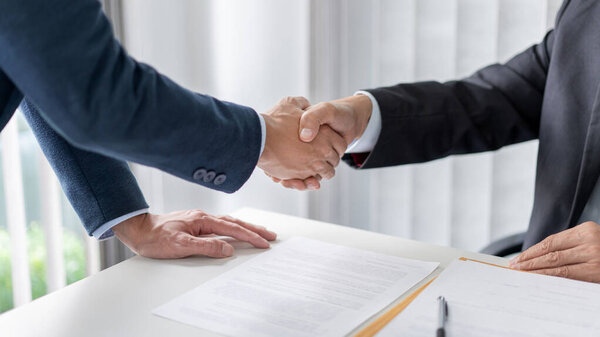 Concepto Ley Abogado Hombre Negocios Estrechando Sus Manos Firmemente Por — Foto de Stock