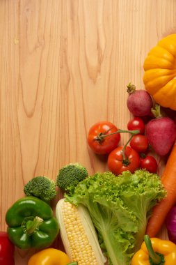 Sebze kavramı. Tahta masanın üzerinde çeşitli sebzelerden oluşan kağıt bir torba vardı..