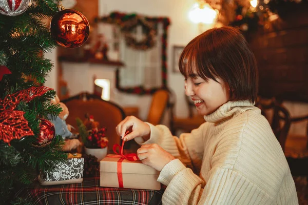 Felicidad Chica Celebrar Navidad Caja Regalo Casa Concepto Celebración —  Fotos de Stock