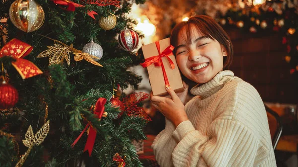 Felicidad Chica Celebrar Navidad Caja Regalo Casa Concepto Celebración —  Fotos de Stock