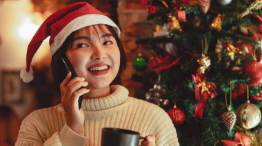 Kız akıllı telefon kullanır ve Noel tatilinin tadını çıkarır, yeni yıl kutlama konsepti.