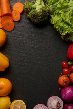 Sebze konsepti. Birçok sebze türü karanlık arka planda daire içine alınıyor..