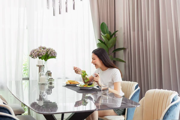 Salade Concept Vrouw Zit Eettafel Ontbijten Met Inbegrip Van Een — Stockfoto