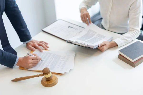 Concepto Ley Abogado Traje Azul Pie Verificar Papel Oficial Cuidadosamente — Foto de Stock