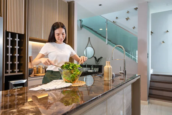 Salade Concept Vrouw Met Wit Shirt Donkergroene Broek Die Bij — Stockfoto