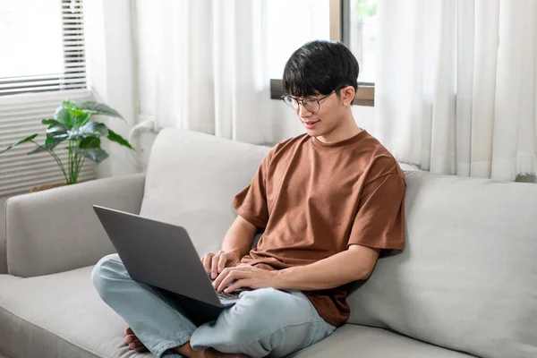 Conceito Tecnologia Homem Que Está Usando Roupas Casuais Sentado Sofá — Fotografia de Stock