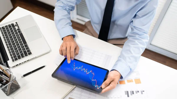 Arbeiderkonsept Den Mannlige Ansatte Sitter Ved Skrivebordet Sitt Holder Tavle – stockfoto