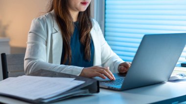 Ofiste çalışan ve bilgisayarda bir şeyler yazan kadın konsepti..