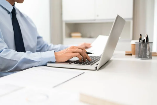 Working Man Conept Hombre Sentado Frente Computadora Portátil Escritorio Sosteniendo —  Fotos de Stock