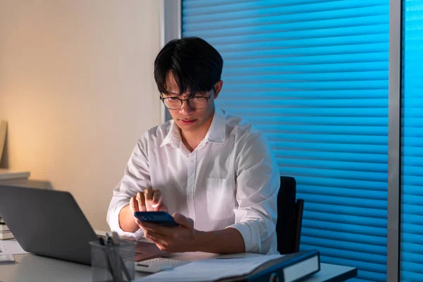 Der Büromensch Der Seinem Schreibtisch Sitzt Und Sein Smartphone Hält — Stockfoto