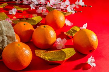 Tatil için düz bir model Çin yeni yılı kırmızı paketi ve altın aksesuarları çiçek ve ay festivali geçmişi, zengin ya da zengin ve mutluluk anlamına gelir.