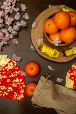 Tatil için düz bir model Çin yeni yılı kırmızı paketi ve altın aksesuarları çiçek ve ay festivali geçmişi, zengin ya da zengin ve mutluluk anlamına gelir.